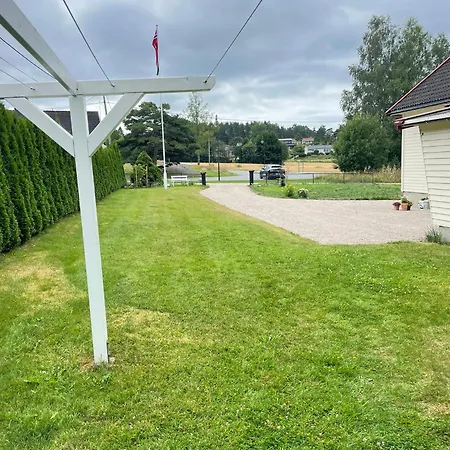 Bestemors Hus - Med Kystnaer Beliggenhet フレドリクスタ